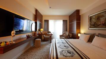 Minibar, coffres-forts dans les chambres, bureau