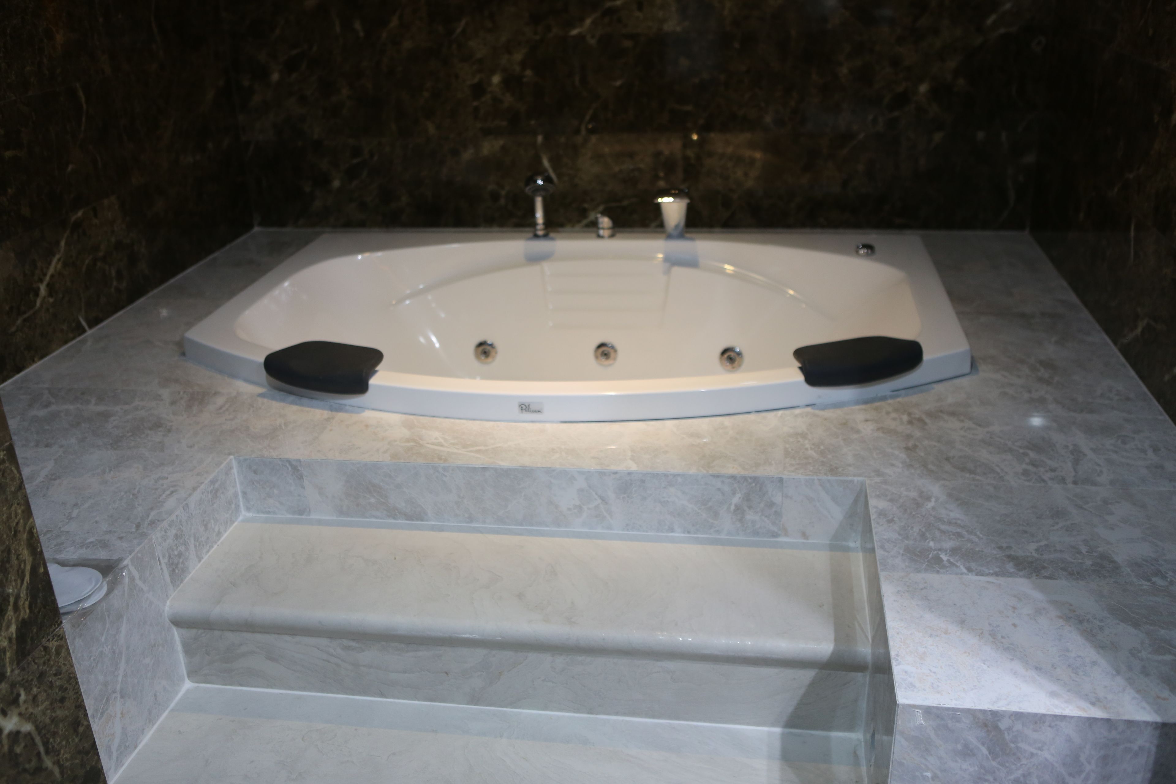 premium room, 1 bedroom | minibar, in-room safe, desk, iron/ironing board