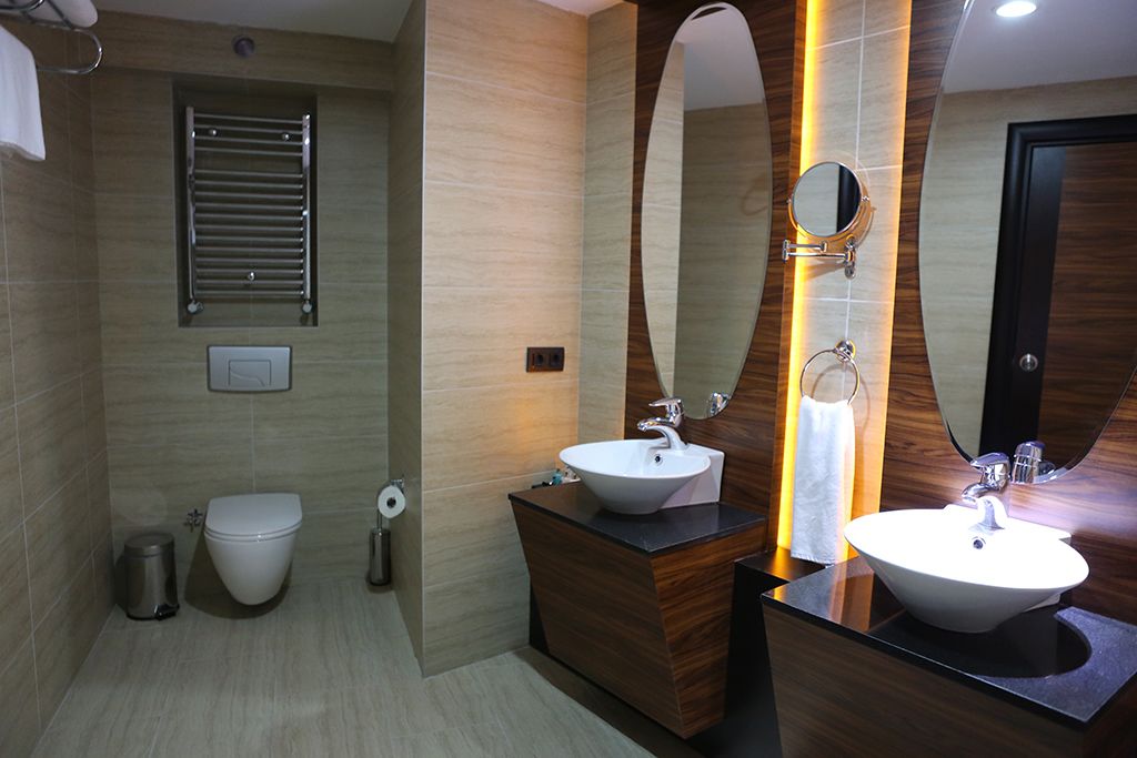 junior suite | bathroom | shower, free toiletries, hair dryer, slippers
