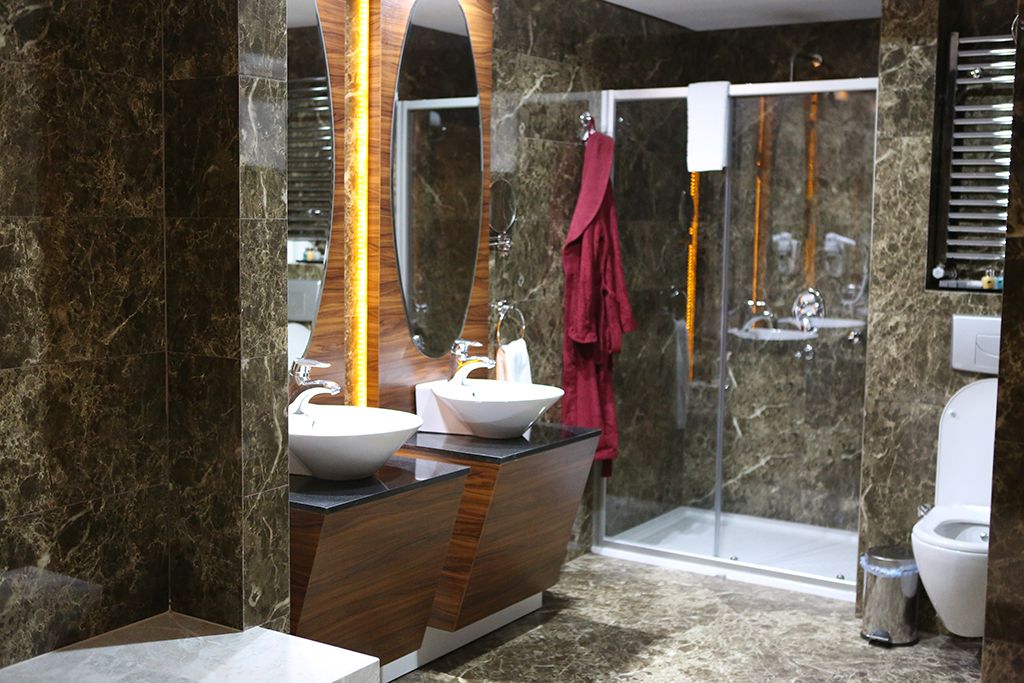 luxury suite | bathroom | shower, free toiletries, hair dryer, slippers