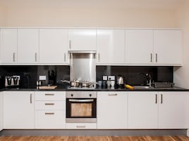 Full-sized fridge, microwave, oven, stovetop