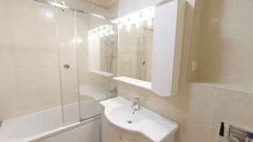 Apartment (54) | Bathroom | Combined shower/bathtub, free toiletries, hair dryer, bathrobes