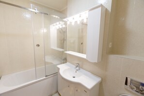 Apartment (54) | Badezimmer | Duschwanne, kostenlose Toilettenartikel, Haartrockner, Bademäntel