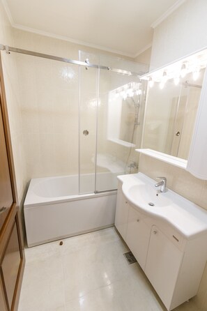 Apartment (54) | Bilik Mandi | Gabungan pancuran/tab mandi, kelengkapan dandanan diri percuma 