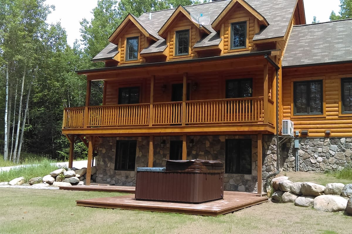 Chalet, 5 Bedrooms, Hot Tub (Aponi) | Desk, iron/ironing board, free WiFi, bed sheets