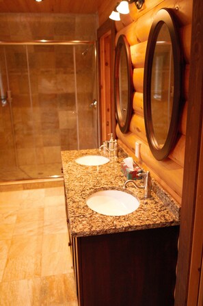 Chalet, 5 Bedrooms, Hot Tub (Aponi) | Bathroom