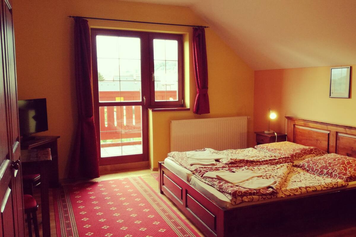 Tweepersoonskamer, 1 queensize bed | Een bureau, verduisterende gordijnen, babybedden (toeslag)