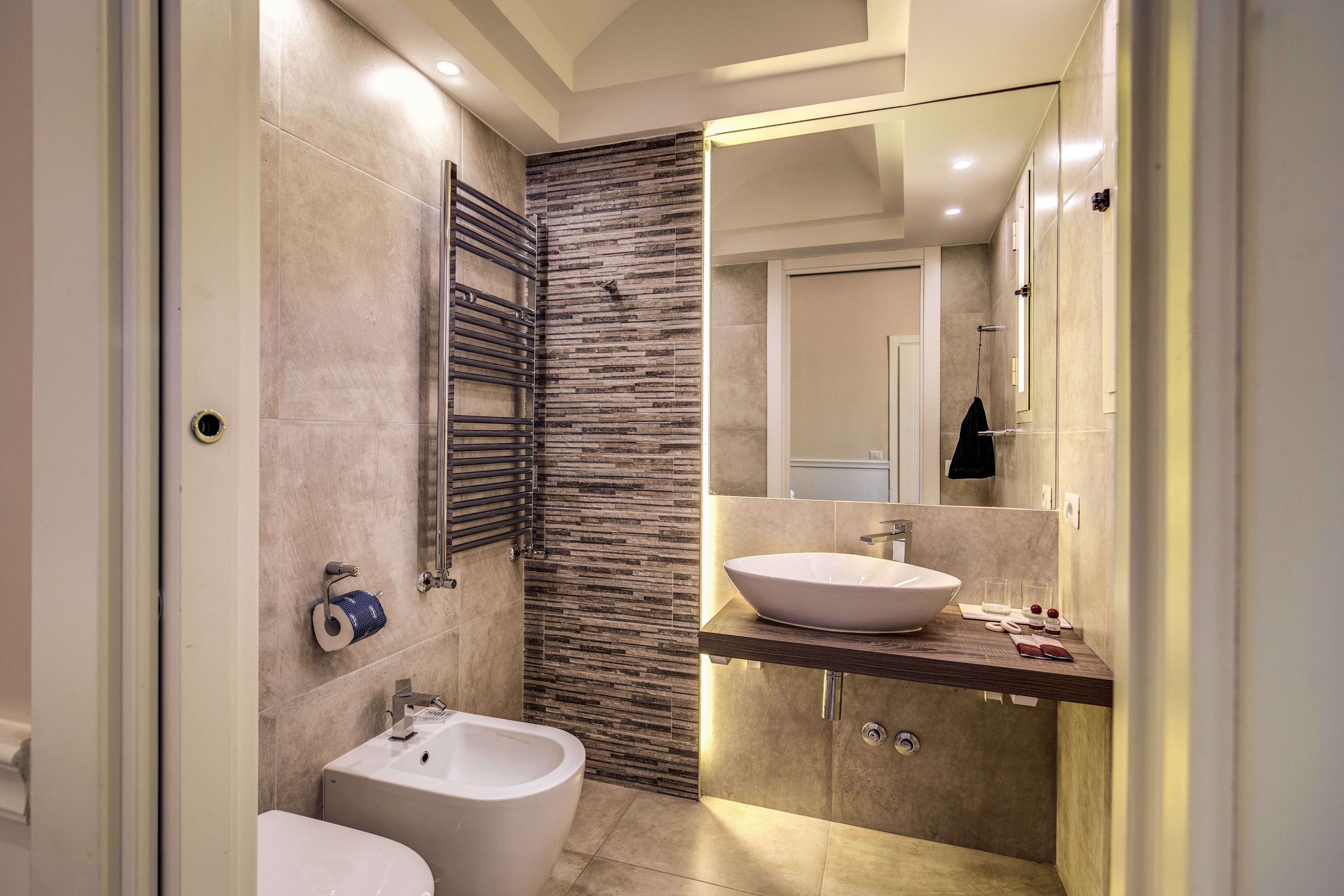 Doppelzimmer (Shower) | Badezimmer | Dusche, Regendusche, umweltfreundliche Kosmetikartikel, Haartrockner