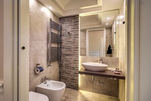 Habitación doble (Shower) | Baño | Regadera, regadera tipo lluvia, amenidades de baño ecológicas 
