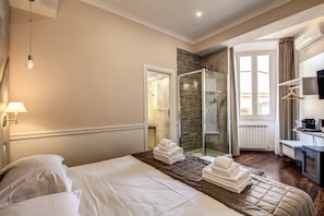 Quarto casal (Shower) | Roupas de cama premium, edredons de pluma, frigobar, cofres nos quartos