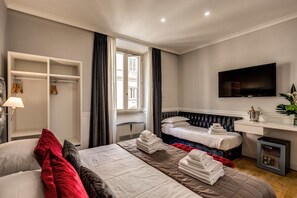 Quarto triplo luxo | Roupas de cama premium, edredons de pluma, frigobar, cofres nos quartos