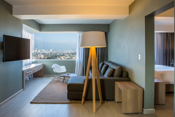 In-room safe, desk, iron/ironing board, free WiFi - Fiesta Inn Express Ciudad de México Forum Buenavista (Mexico City)