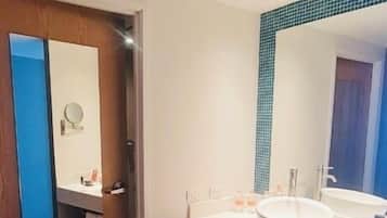 Een douche, milieuvriendelijk toiletgerief, een haardroger, handdoeken