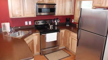 雪櫃、微波爐、焗爐、爐具