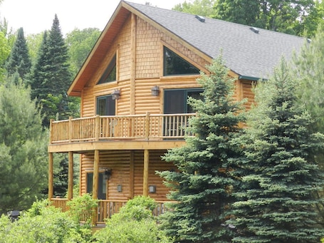 Fachada de la propiedad. Cabins on Maple River