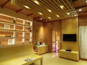 32-inch flat-screen TV with cable channels, TV