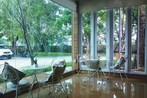 Área de estar no saguão