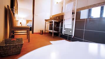 Double Room (Le Roi de Coeur) | Bathroom | Shower, eco-friendly toiletries, hair dryer, slippers