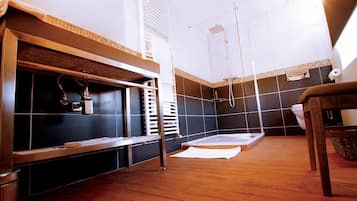 Doppelzimmer (Le Roi de Coeur) | Badezimmer | Dusche, umweltfreundliche Kosmetikartikel, Haartrockner, Hausschuhe