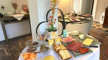 Tägliches Frühstücksbuffet gegen Gebühr