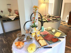 Daily buffet breakfast for a fee - Les Myosotis (Zetting)
