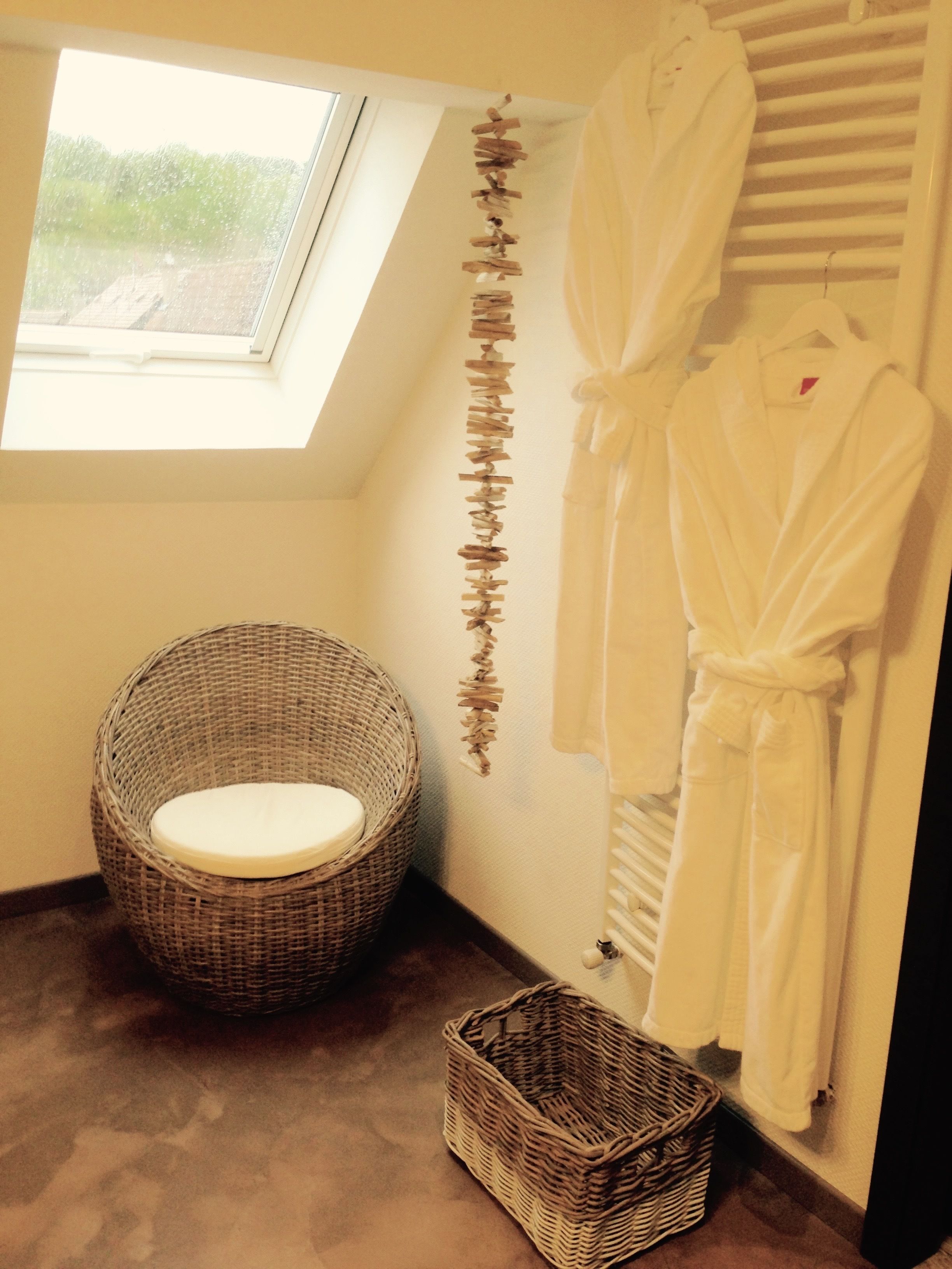 スイート | バスルームの設備 | シャワー、環境にやさしいバスアメニティ、ヘアドライヤー、スリッパ