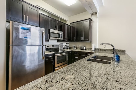 Refrigerador, microondas, horno, placa de cocina