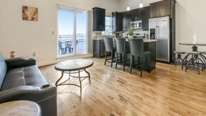 Een modern appartement met een woonkamer, keuken en balkon.