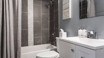 Ensemble douche/baignoire, sĂšche-cheveux, serviettes fournies, savon