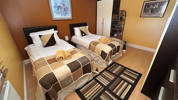 2 habitaciones, tabla de planchar con plancha y cuna de viaje