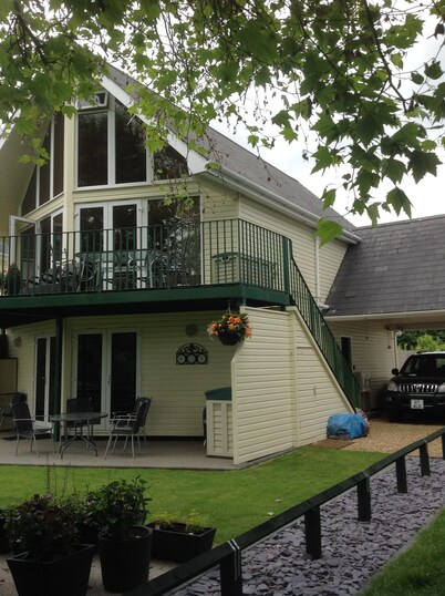 Excellent ground floor 2 Bed apt overlooking golf course with private parking.