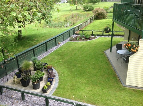 Excellent ground floor 2 Bed apt overlooking golf course with private parking.