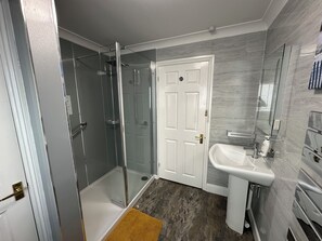 Douche, sèche-cheveux, serviettes fournies, savon
