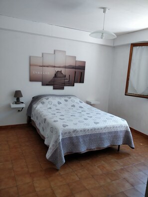 2 bedrooms, iron/ironing board, Internet, bed sheets