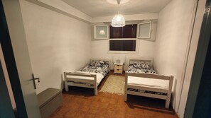2 chambres, fer et planche à repasser, lit de bébé portatif