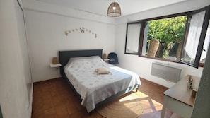 2 slaapkamers, een strijkplank/strijkijzer, reisbedje, gratis wifi