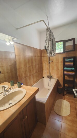 Baignoire, séchoir à cheveux, serviettes fournies, savon