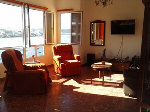 Smart-tv, een dvd-speler, boeken en een stereo