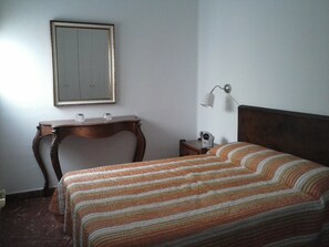 3 slaapkamers, een strijkplank/strijkijzer, reisbedje, gratis wifi