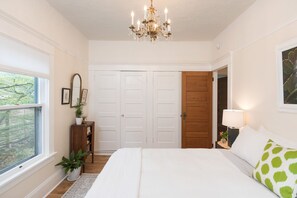 2 habitaciones, tabla de planchar con plancha y cuna de viaje