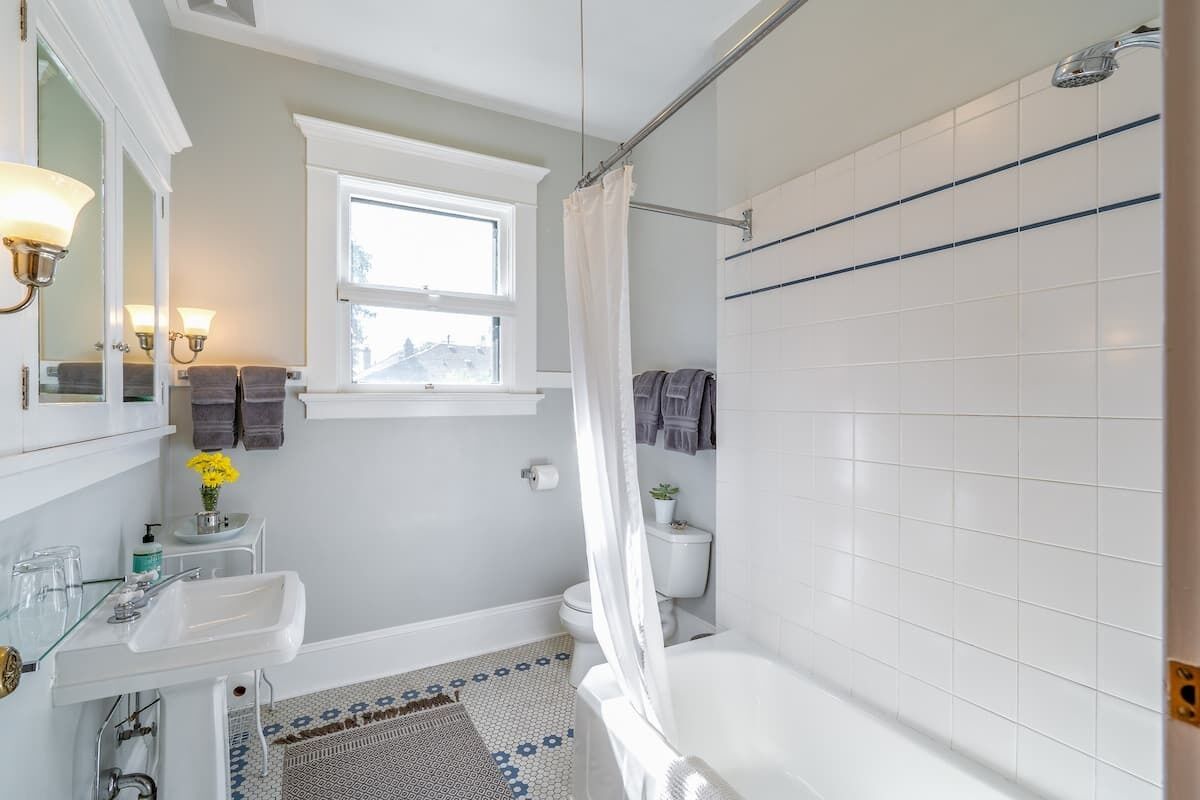 Combined shower/bathtub, hair dryer, towels, soap