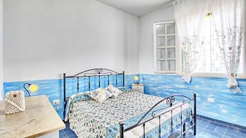 2 bedrooms, travel crib, free WiFi, bed sheets