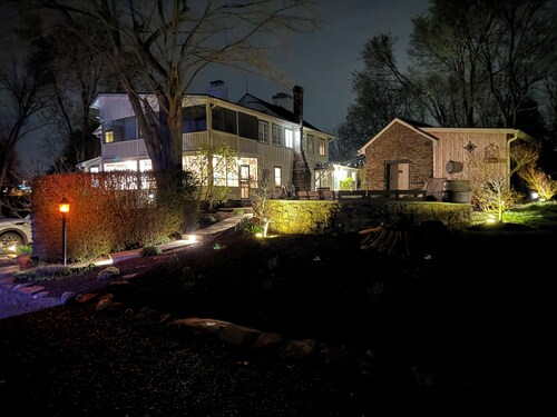 Hillandale Farmhouse circa 1774 - 6 bedrooms, sleeps 12, newly renovated