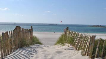 Vlak bij het strand, ligstoelen