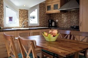 Frigorífico, microondas, placa de cocina y cafetera o tetera