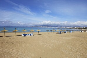 På stranden, solstolar och strandhanddukar