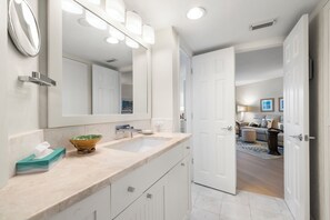 Douche, sèche-cheveux, serviettes fournies, savon