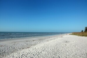 Am Strand, Liegestühle, Strandtücher