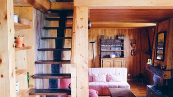 Télévision, cheminée, baby-foot, chaßne hi-fi