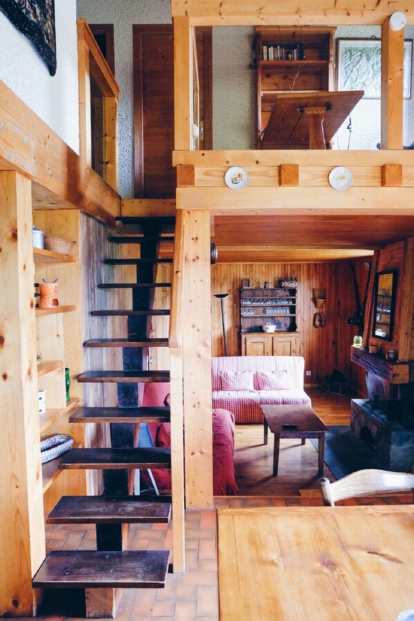 Televisie, een open haard, tafelvoetbal en een stereo